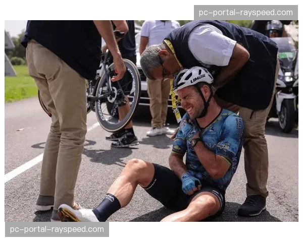 伤病通报：科菲迪斯车队主将纪尧姆·马丁训练中锁骨骨折，预计缺赛六周